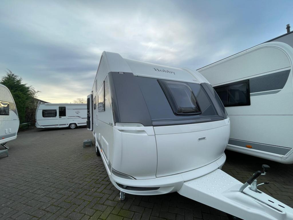 Hobby De Luxe 540 KMFE Model 2026!, Caravans en Kamperen, Caravans, Schokbreker, Bedrijf, Treinzit, 6 tot 7 meter