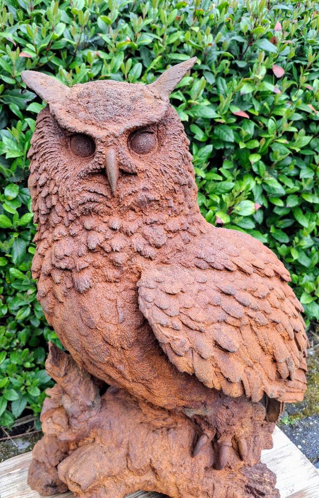 Grote zware super mooie gietijzeren uil op tak., Tuin en Terras, Ophalen, Nieuw, Metaal, Dierenbeeld