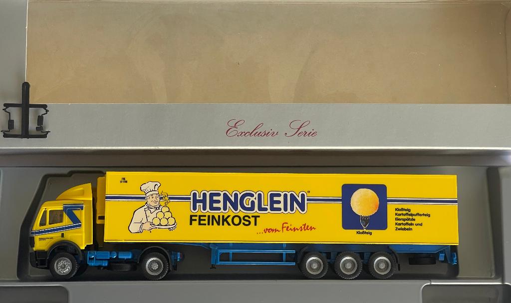 Herpa 142052: Mercedes-Benz SK koeltrailer Henglein Feinkost, Ophalen of Verzenden, Zo goed als nieuw, Bus of Vrachtwagen, Herpa