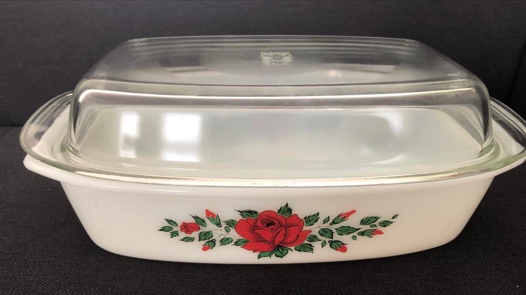 Vintage Jena melkglazen ovenschaal met rozenmotief, Gebruikt, Ophalen of Verzenden, Overige stijlen, Glas