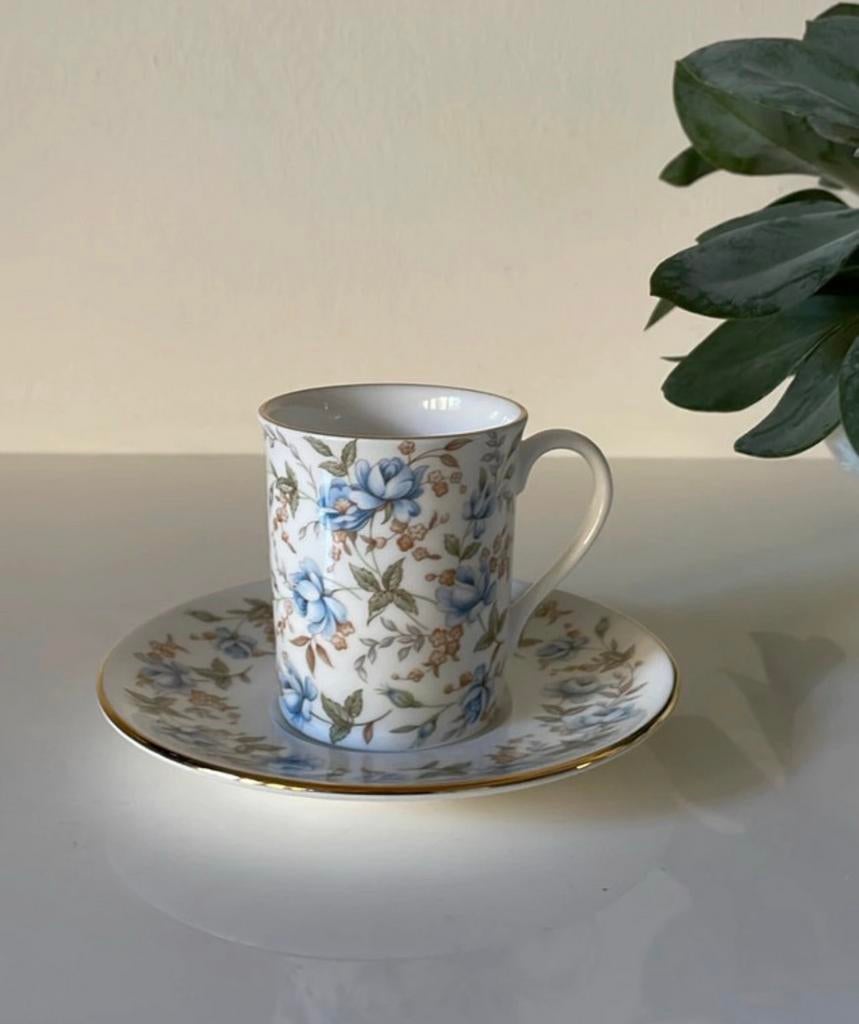 Royal Albert Blue Gown kop en schotel, Verzamelen, Porselein, Kristal en Bestek, Ophalen of Verzenden, Zo goed als nieuw, Porselein