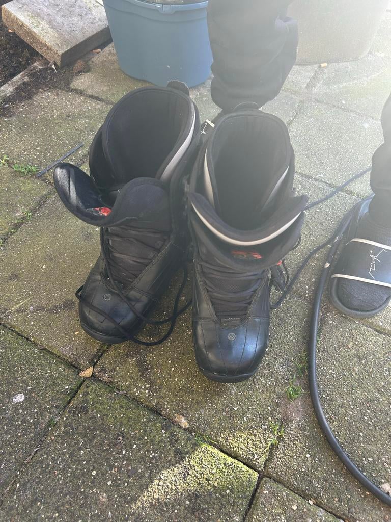 K2 snowboard met bindingen en zwarte snowboardschoenen, Sport en Fitness, Ophalen, Gebruikt, Board
