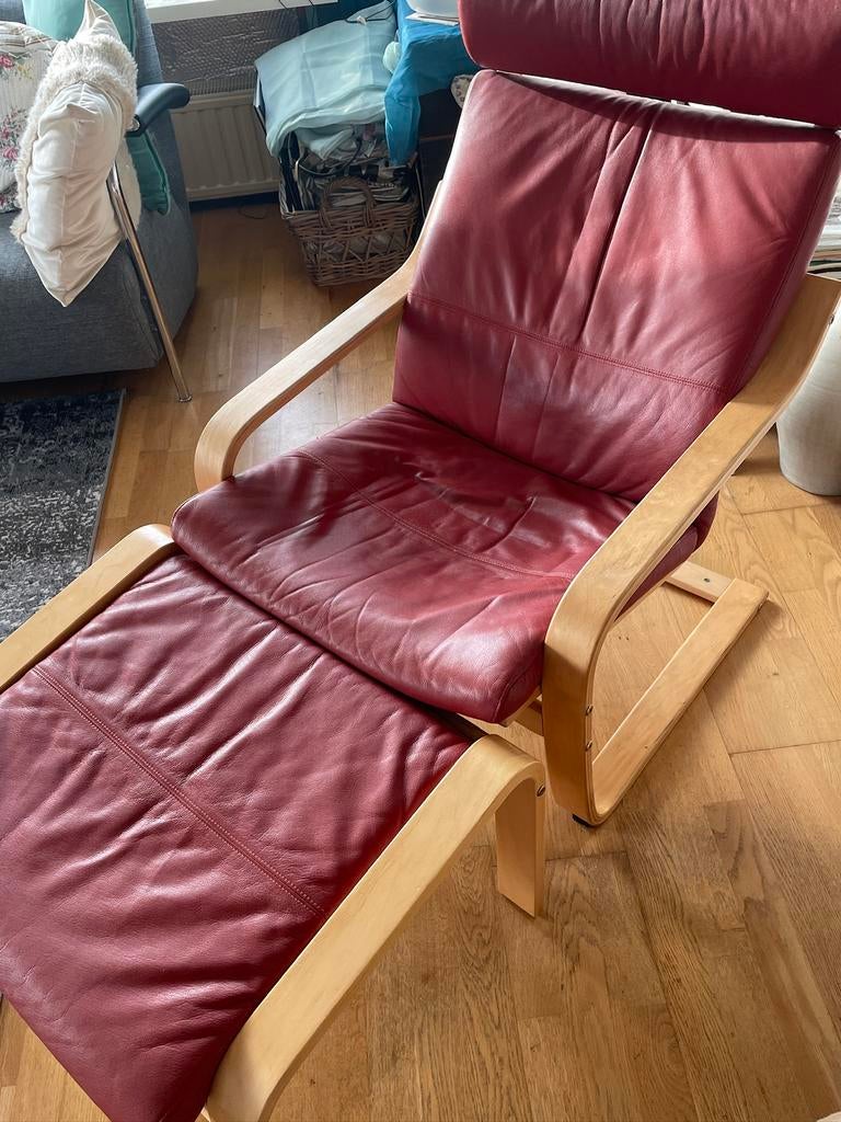 Ikea POÄNG fauteuil in brique steenrode kleur met voetenbank, Huis en Inrichting, Ophalen, Strak, Zo goed als nieuw, 50 tot 75 cm
