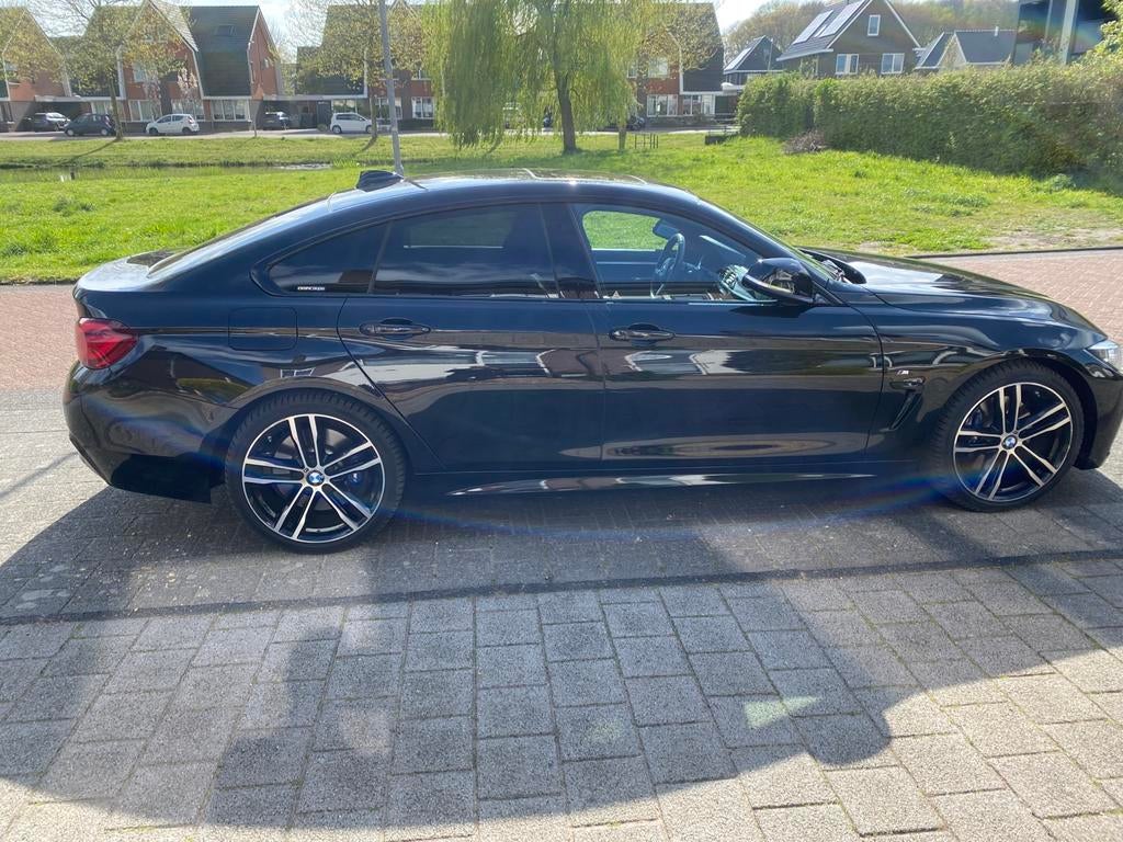 BMW 4-Serie Gran Coupé 418i 136pk Aut 2021 Zwart, Auto's, Zwart, Multifunctioneel stuurwiel, Zwart, Particulier