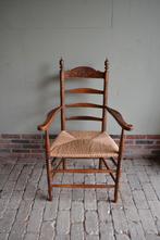 Prachtige antieke eiken fauteuil, stoel met biezen zitting.