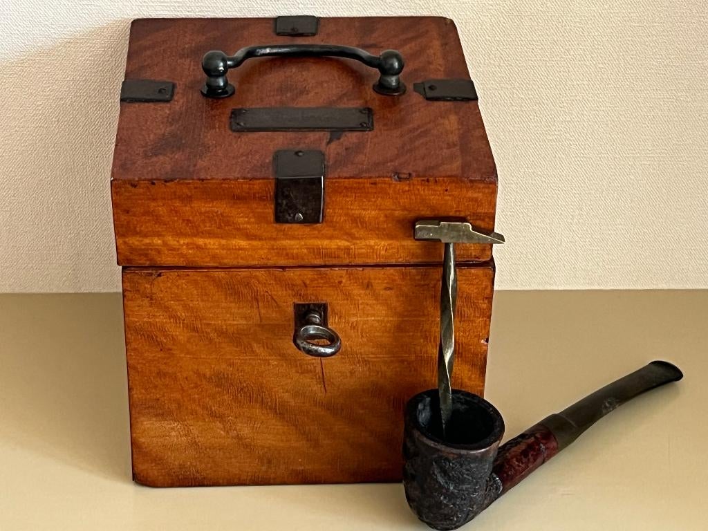 TABAKSKISTJE MAHONIE, PIJPENRAGER/PIJPENWROETER, PIJP, Verzamelen, Rookartikelen, Aanstekers en Luciferdoosjes, Verzenden, Tabaksdoos of Verpakking