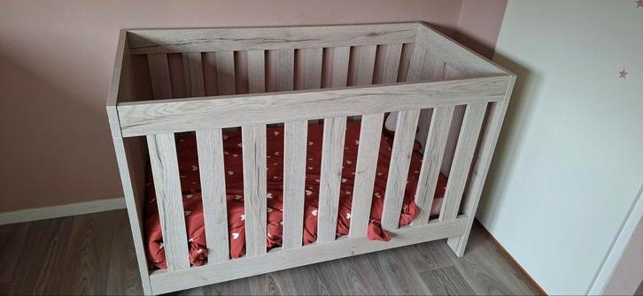Kinderbedje met commode | babybed | met lattenbodem, Kinderen en Baby's, Kinderkamer | Bedden, Gebruikt, Minder dan 140 cm, 70 tot 85 cm