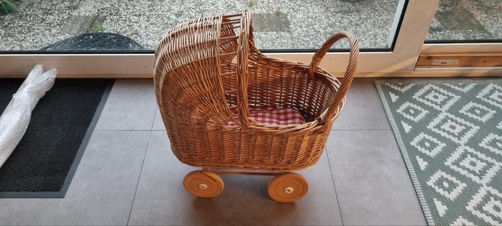 Vintage rotan poppenwagen, Kinderen en Baby's, Speelgoed | Poppen, Ophalen of Verzenden, Babypop