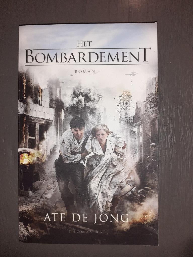 Het bombardement - Ate de Jong, Ophalen of Verzenden, Tweede Wereldoorlog, Zo goed als nieuw