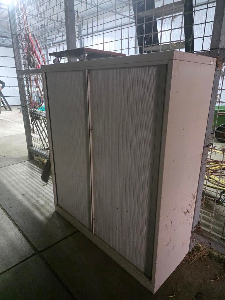 Metalen archiefkast met roldeuren, Gebruikt, 100 tot 150 cm, Modern kantoor, Met slot