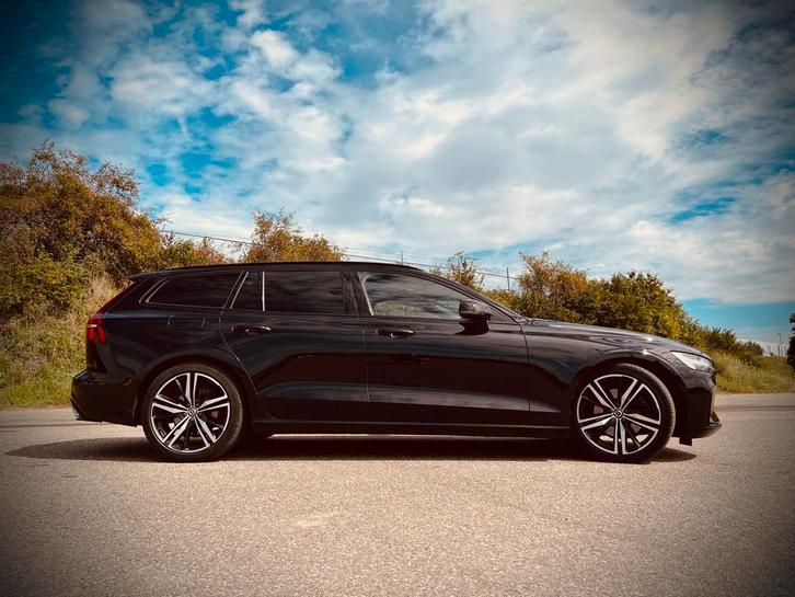 Volvo V60 B4 197pk R-design automaat Mild Hybrid 2021 Zwart, Auto's, Volvo, Particulier, V60, Hybride Elektrisch/Benzine, B, Stationwagon