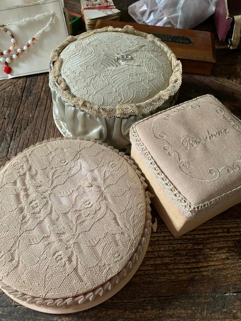 Set van 3 Antieke Stoffen Dozen met Kant - Vintage Decoratie, Ophalen of Verzenden
