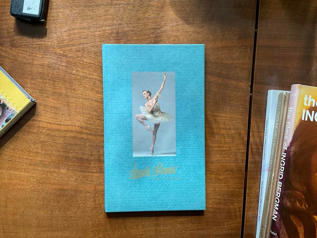 Balletboek: 'Ballet Shoes' - Prachtige foto's, Ophalen of Verzenden, Zo goed als nieuw, Ballet of Musical