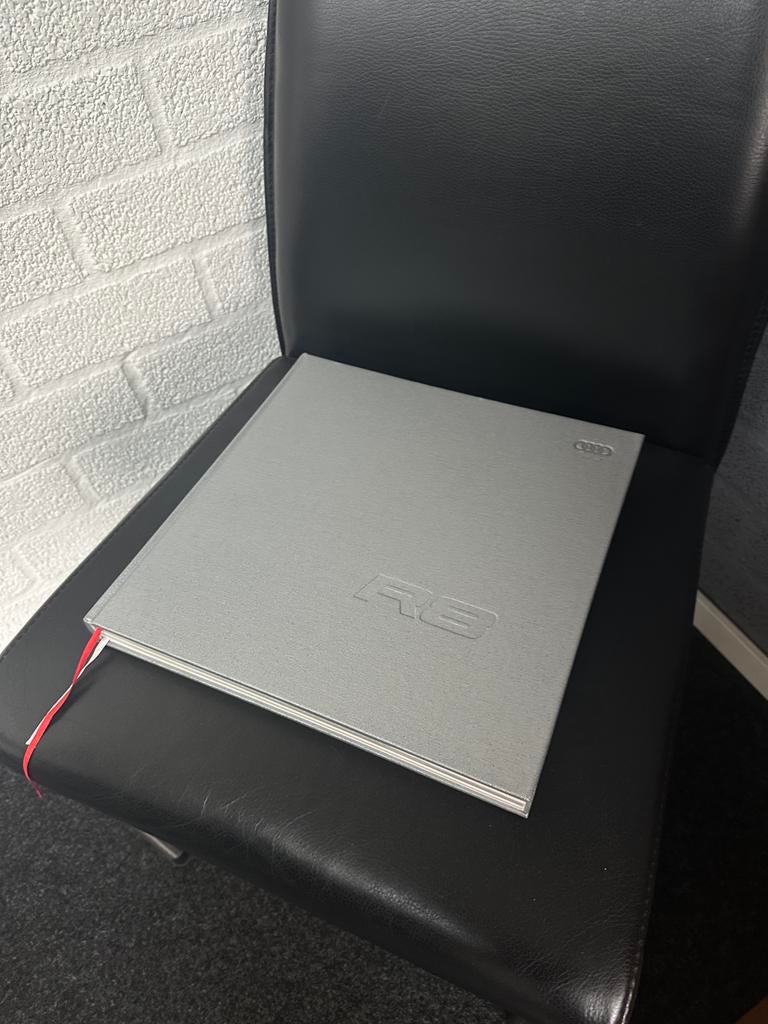 Audi R8 V8 boek origineel, Boeken, Auto's | Boeken, Ophalen, Zo goed als nieuw, Audi