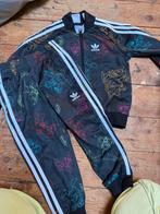 3x Adidas Trainingspak Mickey Mouse, Messi & Classic 3/4 J, Ophalen, Zo goed als nieuw, Jongetje of Meisje
