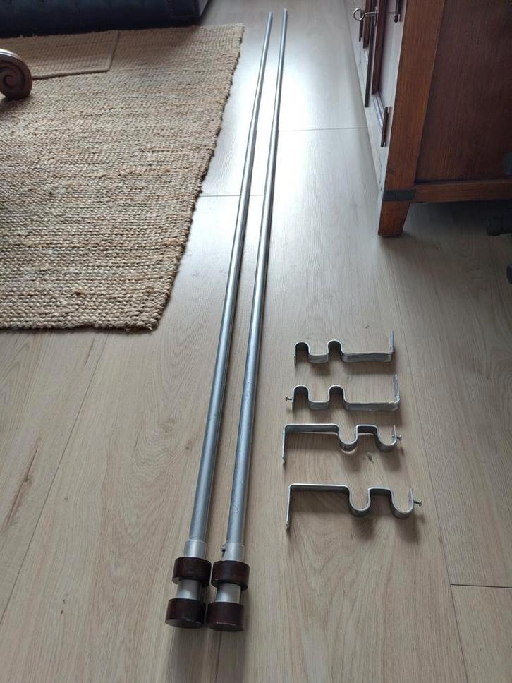 Twee uitschuifbare gordijnroedes met knoppen. 117-134 cm., Huis en Inrichting, Stoffering | Gordijnen en Lamellen, Gebruikt, 200 cm of meer
