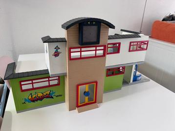 Twee Playmobil Schoolgebouwen beschikbaar voor biedingen