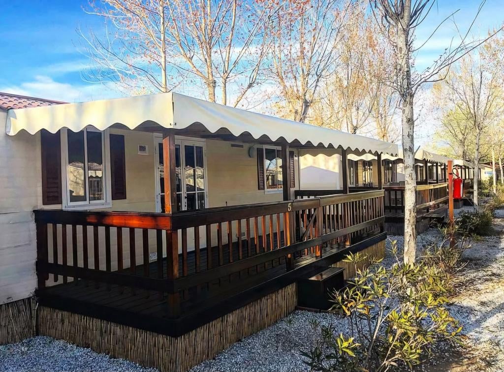 TE KOOP! €11.500,-, Vakantie, Vakantiehuizen | Italië, Toscane, Chalet, Bungalow of Caravan, Recreatiepark, Aan zee, In bos, 2 slaapkamers