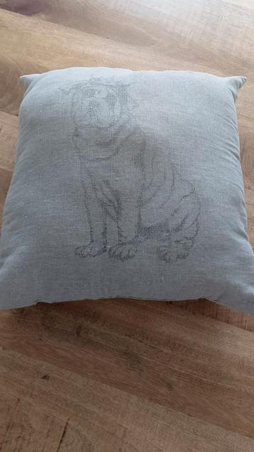 Kussen hond met kroon beschikbaar voor biedingen