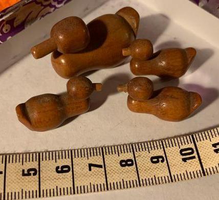 Loopgravenkunst: Set van 4 eendjes v eikenhout, Verzamelen, Beelden en Beeldjes, Gebruikt, Dier, Ophalen of Verzenden