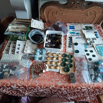 Grote partij vintage knopen, parelmoer bakeliet beschikbaar voor biedingen