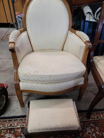 Kleine fauteuil in Franse stijl uit de jaren 40   voetenbank beschikbaar voor biedingen