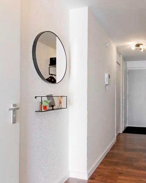 Ronde spiegel Ø60 cm met zwarte metalen rand – modern design, Huis en Inrichting, Woonaccessoires | Spiegels, Zo goed als nieuw