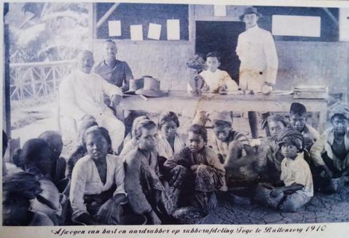 Nederlands-Indie 1910 Buitenzorg afwegen rubberafdeling Toge, Verzamelen, Ansichtkaarten | Nederland, Ongelopen, Voor 1920, Ophalen of Verzenden