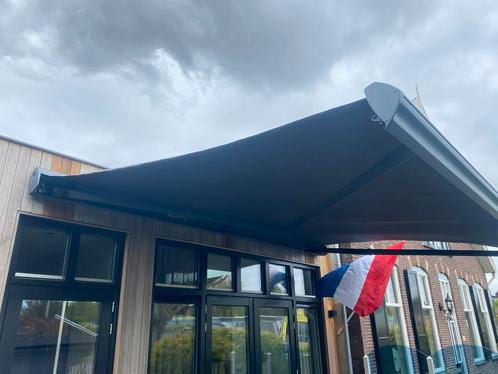 Zonnescherm antraciet grijs electrisch 4,8m, Tuin en Terras, Zonneschermen, Gebruikt, Knikarmscherm, 150 tot 300 cm, 450 cm of meer