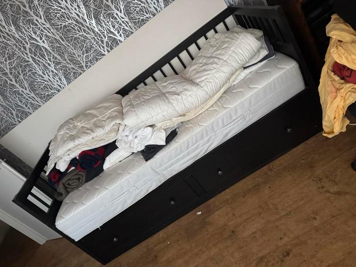 Bedbank met uitrek slaapplek, Huis en Inrichting, Slaapkamer | Bedden, Gebruikt, Eenpersoons, 90 cm, 200 cm, Hout, Zwart, Ophalen