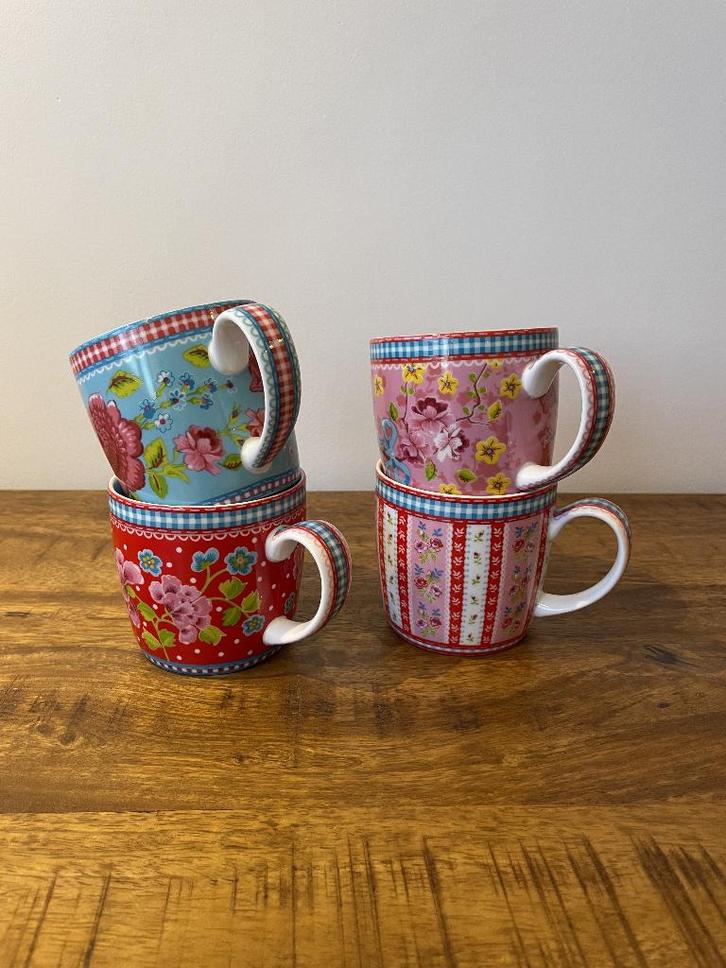 Koffie-/theemokken PIP STUDIO (4 stuks), Huis en Inrichting, Keuken | Servies, Gebruikt, Kop(pen) en/of Schotel(s), Overige stijlen