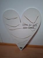 Houten hart met tekst 'Love is all you need', Ophalen of Verzenden, Zo goed als nieuw
