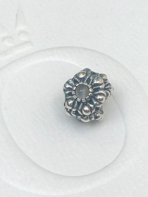 Pandora birthday bloom bedel met maansteen, maand juni, Sieraden, Tassen en Uiterlijk, Bedels, Zo goed als nieuw, Pandora, Zilver