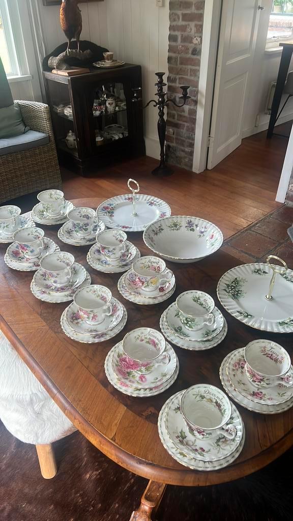 Royal Albert flower of the month, Huis en Inrichting, Keuken | Servies, Nieuw, Compleet servies, Overige stijlen, Porselein, Ophalen of Verzenden