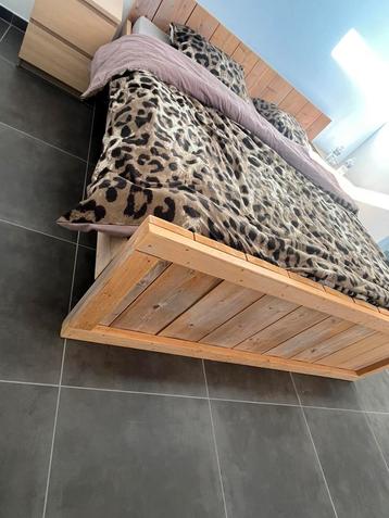 Bed te koop beschikbaar voor biedingen