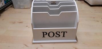 Witte houten postbox beschikbaar voor biedingen