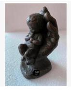 Geert Kunen beeld, kind baby in hand, steen, 11,5 cm, Ophalen of Verzenden, Zo goed als nieuw, Mens