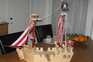 Houten piratenschip. Merk: Ryan's Room. { vintage } beschikbaar voor biedingen