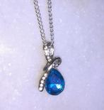 Ketting met hanger blauwe en witte diamantjes, Overige materialen, Met strass, Nieuw, Verzenden