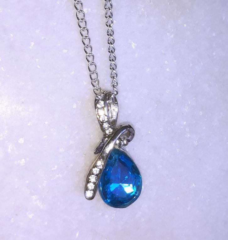 Ketting met hanger blauwe en witte diamantjes, Sieraden, Tassen en Uiterlijk, Kettingen, Nieuw, Overige materialen, Blauw, Met hanger