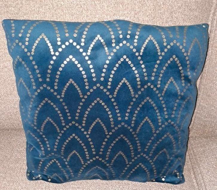 Petrol sierkussen met goud motief. 44 x 44 cm, Huis en Inrichting, Woonaccessoires | Kussens, Zo goed als nieuw, Vierkant, Ophalen of Verzenden