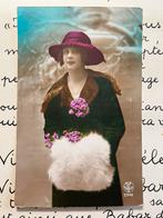 Dame met paarse hoed en bontmof (SL), Ophalen of Verzenden, 1920 tot 1940, Gelopen, Overige thema's