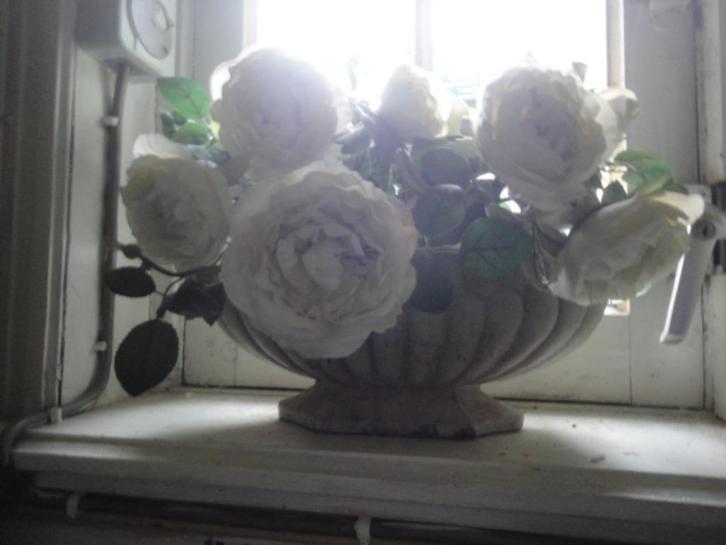 1 oude JARDINIERE + oude WITTE STOFFEN ROZEN - heb er 2, Antiek en Kunst, Curiosa en Brocante, Ophalen of Verzenden