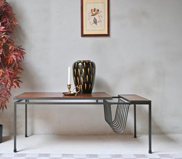 Vintage koffietafel zwart metalen frame en teak fineer blad. beschikbaar voor biedingen
