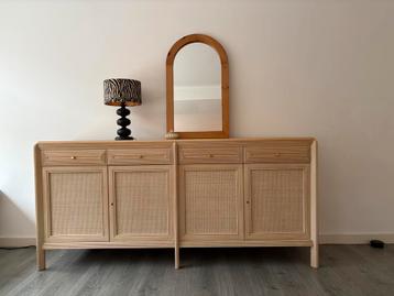 Massief houten dressoir/kast met rotan deuren