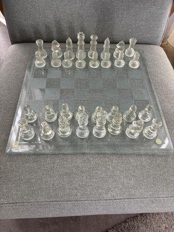 Glazen Schaakbord met Figuren beschikbaar voor biedingen