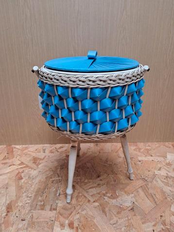 Vintage naaikistje voor slechts 25€ bij Out&Nief  beschikbaar voor biedingen