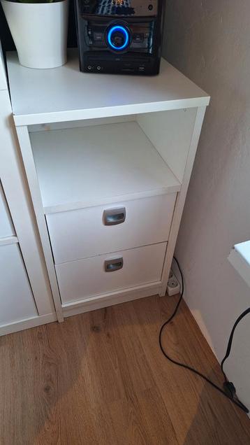 Klein wit ladekastje voor onder bureau beschikbaar voor biedingen