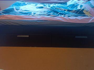 Bed met lades beschikbaar voor biedingen