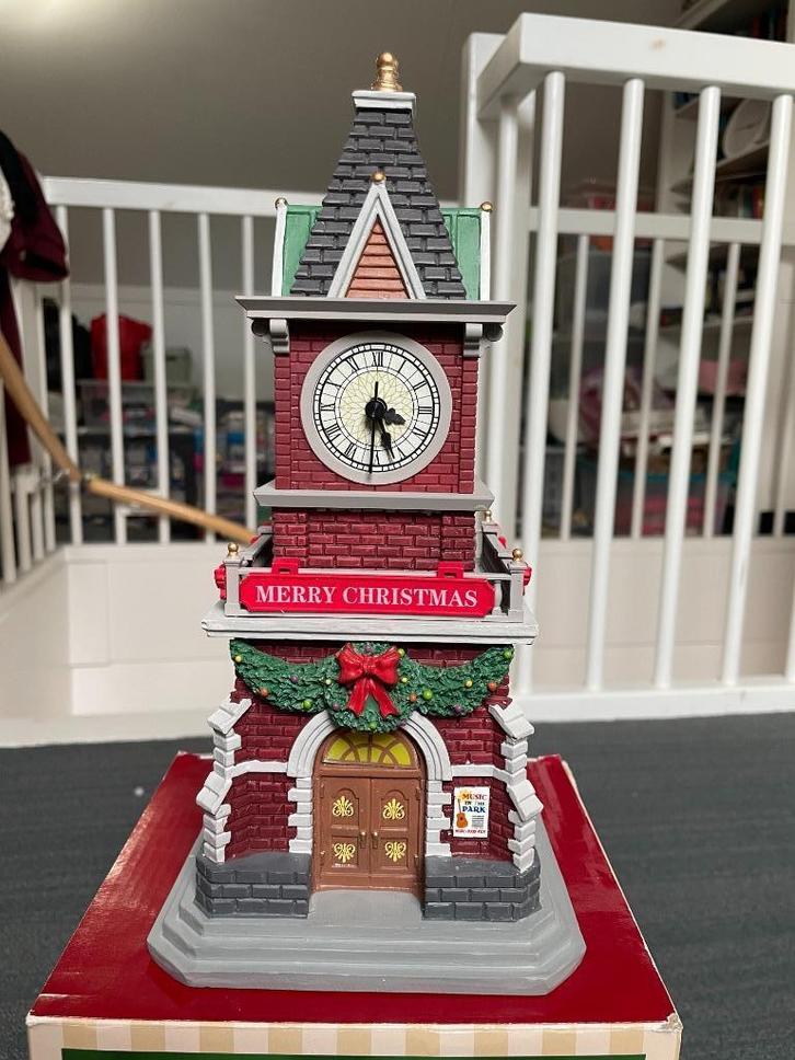 Lemax Tannenbaum Clock Tower huisje met werkende klok, Diversen, Kerst, Zo goed als nieuw, Ophalen of Verzenden